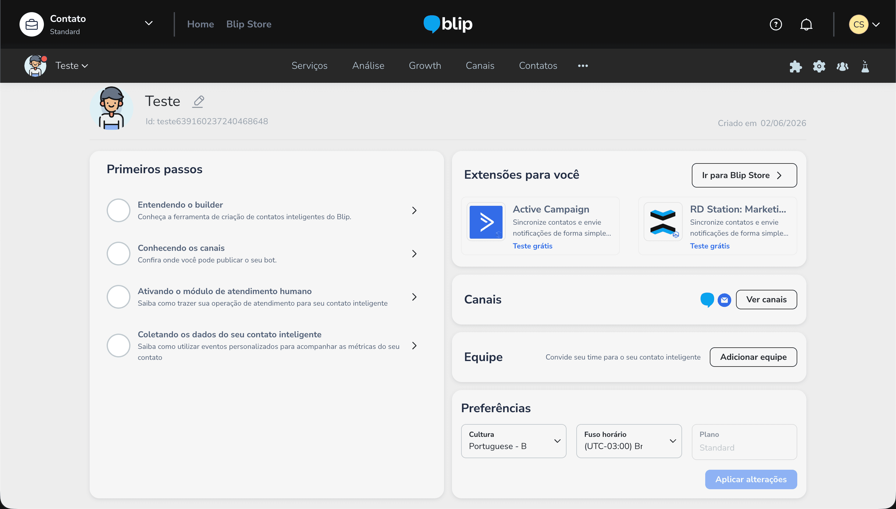 Blip individual chatbot home titled Teste showing four-step Primeiros passos onboarding checklist Entendendo o builder Conhecendo os canais Ativando o módulo de atendimento humano Coletando os dados; right side panel shows Extensões para você with Active Campaign and RD Station Marketing tiles plus Test gratis CTAs Canais Ver canais Equipe Adicionar equipe and Preferências with Portuguese-B language UTC-03 Brazil timezone Standard plan dropdowns