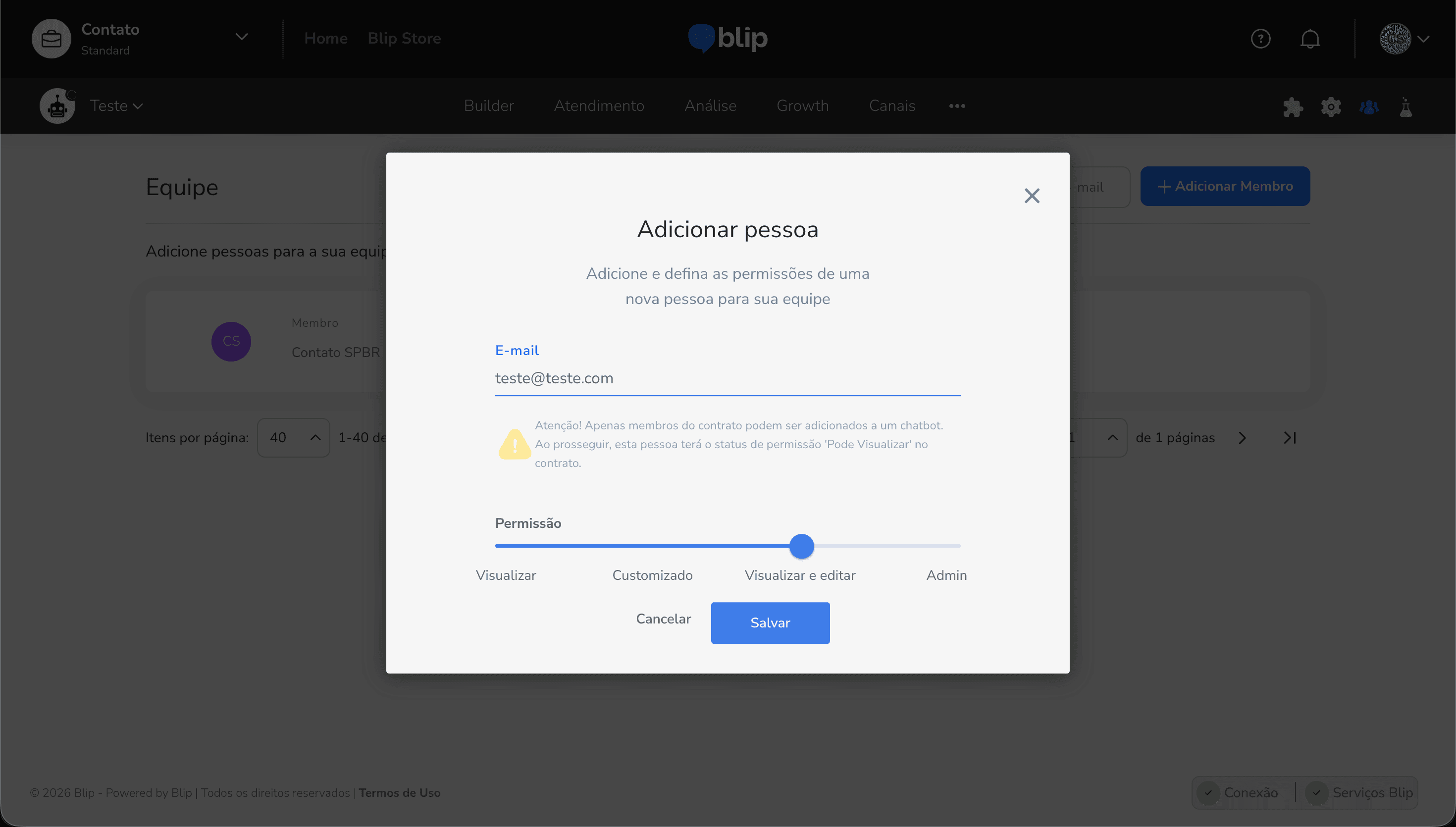 Blip Adicionar pessoa modal dialog showing E-mail input field with teste at teste dot com placeholder warning text Atenção Apenas membros do contrato podem ser adicionados a um chatbot Permissão slider with four levels Visualizar Customizado Visualizar e editar Admin highlighted and Cancelar Salvar buttons at bottom
